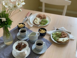 sandwich with cream cheese, tuna and avocado