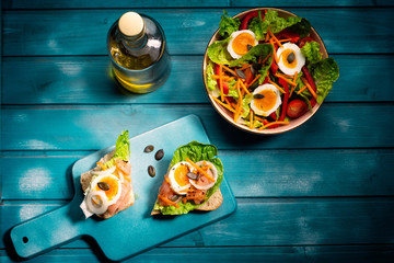 lachsbrot mit ei und salat
