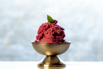 Rotes Eis in einem Edelstahlbecher der Sechziger Jahre, Himbeer Sorbet im Retro-Becher - Red ice...
