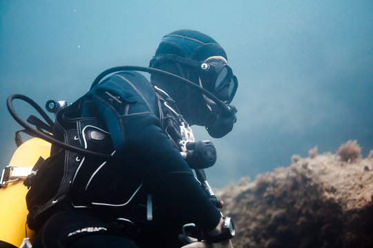 instructor de buceo buceando y esperando durante una instrucci&oacute;n para curso de submarinismo dentro del mar, playa en Palam&oacute;s, Espa&ntilde;a.