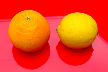 La fruta de la naranja y del limón son cítricos llenos de vitamina C, La naranja es mucho más dulce, el limón es más ácido, se pueden comer crudas en zumo y como postre