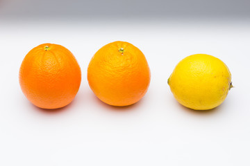 La fruta de la naranja y del limón son cítricos llenos de vitamina C, La naranja es mucho más dulce, el limón es más ácido, se pueden comer crudas en zumo y como postre