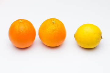 Naranja es una fruta cítrica que se da en invierno, rica en vitamina C; con un agradable aroma, se puede comer cruda o bien exprimir y hacer zumos