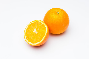 Fototapeta na wymiar Naranja fruta de invierno, llena de vitaminas C, ideal para tomar en zumos, es dulce con un cierto toque ácido