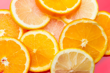 Trozos de naranja y limón; rebanadas de naranja y limón
