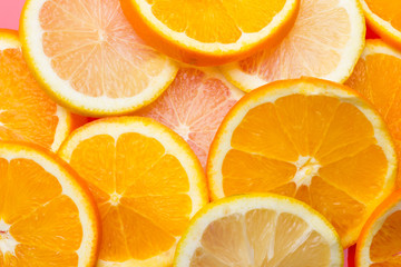 La fruta de la naranja y del limón son cítricos llenos de vitamina C, La naranja es mucho más dulce, el limón es más ácido, se pueden comer crudas en zumo y como postre