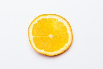 Naranja es una fruta cítrica que se da en invierno, rica en vitamina C; con un agradable aroma, se puede comer cruda o bien exprimir y hacer zumos