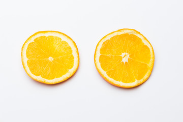 La fruta de la naranja y del limón son cítricos llenos de vitamina C, La naranja es mucho más dulce, el limón es más ácido, se pueden comer crudas en zumo y como postre