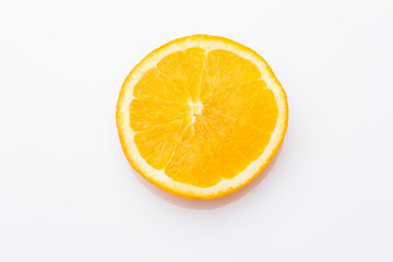 La fruta de la naranja y del limón son cítricos llenos de vitamina C, La naranja es mucho más dulce, el limón es más ácido, se pueden comer crudas en zumo y como postre