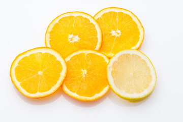 Fototapeta na wymiar La fruta de la naranja y del limón son cítricos llenos de vitamina C, La naranja es mucho más dulce, el limón es más ácido, se pueden comer crudas en zumo y como postre