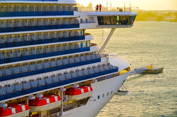 70 951 Kreuzfahrtschiff Fototapeten Leinwandbilder Und Aufkleber Wallsheaven