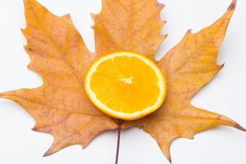 Rodajas de naranja y limón, frutas cítricas, llenas de vitamina y salud