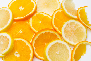 Naranja es una fruta cítrica que se da en invierno, rica en vitamina C; con un agradable aroma, se puede comer cruda o bien exprimir y hacer zumos