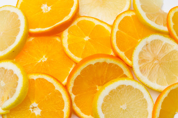 La fruta de la naranja y del limón son cítricos llenos de vitamina C, La naranja es mucho más dulce, el limón es más ácido, se pueden comer crudas en zumo y como postre