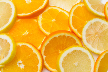 Rodajas de naranja y limón, frutas cítricas, llenas de vitamina y salud