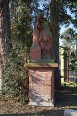 Historische Grabskulptur aus rotem Sandstein