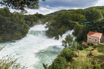Fototapeta na wymiar Главный национальный парк Хорватии с его многочисленными озерами, каскадами водопадов