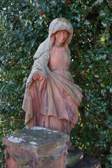 Obraz na płótnie Canvas Alte, weibliche Grabfigur aus rotem Sandstein im Elsass