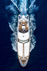 High angle shot of a beautiful white yacht sailing in the sea