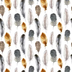 Behang Aquarel veren Aquarel Pasen vogel veer naadloze patroon. Handgeschilderde oranje, blauwe, gestreepte en polka dot veren geïsoleerd op een witte achtergrond. Wildlife illustratie voor ontwerp, print, stof of achtergrond.