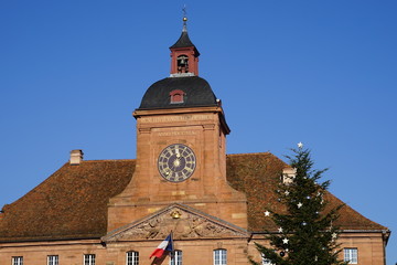 Das historische Rathaus von Wissembourg mit geschmücktem Christbaum