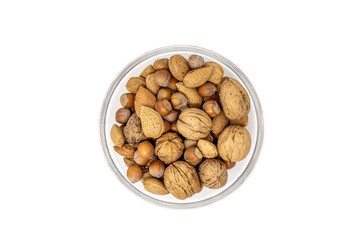 frutta secca all'interno di una ciotola di vetro su uno sfondo bianco