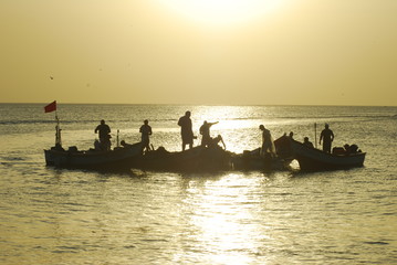 pescadores al atardecer