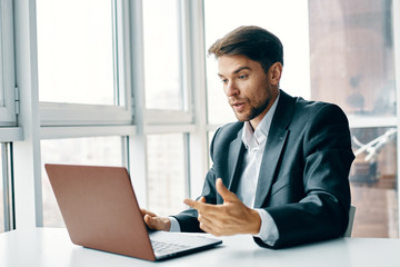 Obraz premium businessman working on laptop in office