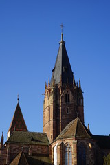 Fototapeta premium Die Kirche St. Peter und Paul von Wissembourg bei Sonnenschein und blauem HImmel