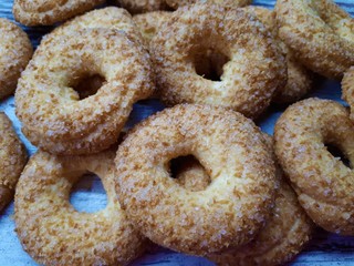  Close-up of cookies, tasty, homemade, fresh, shortbread, sprinkled with sugar, round in shape against an abstract wooden surface
