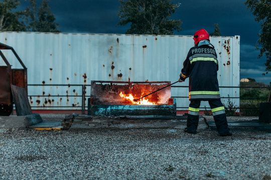 Fireman teacher learning how stop fire