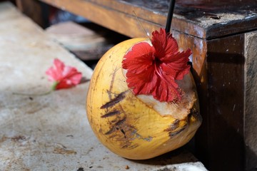 ein markt in victoria auf seychellen mit hibiskus und cocos nuss drink 