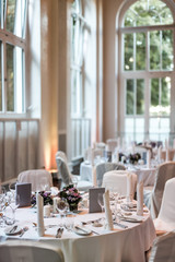 Tischdekoration im weißen Saal