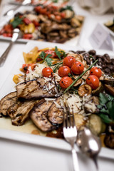 platte mit antipasti auf dem büffet