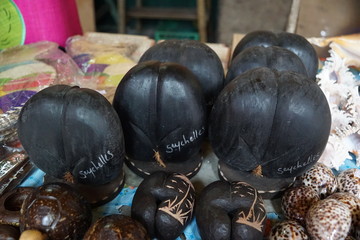 souveniers auf dem markt auf seychellen