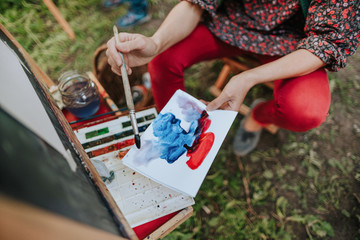 Woman draws in the open air