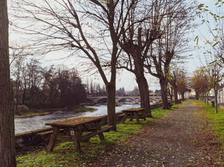 Au fil de l'eau en Allier. Le cours de La Sioule le long de la rue de la lev&eacute;e &agrave; Ebreuil en aval du Pont