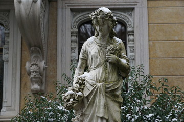 Fototapeta premium Frauenstatue in Zürich bei der Villa museum patumbah