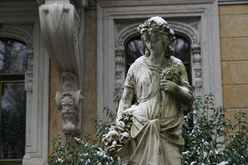 Fototapeta na wymiar Frauenstatue in Zürich bei der Villa museum patumbah