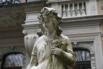 Fototapeta na wymiar Frauenstatue in Zürich bei der Villa museum patumbah
