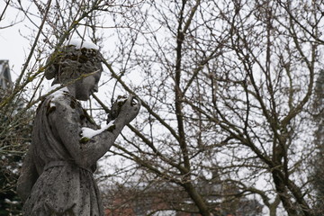 statue im park an der villa patumbah in zürich im winter