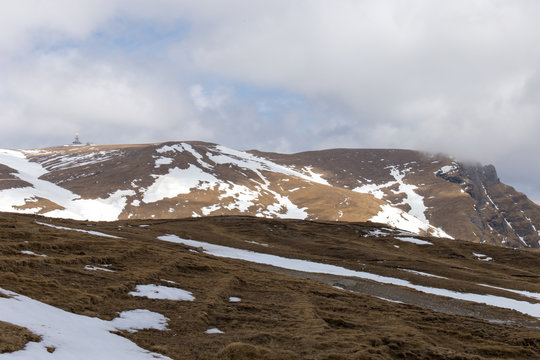 Kapartenplateau mit Schnee und Wolken