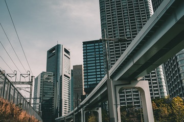 Obraz premium Vista de perspectiva baja de la ciudad de Tokio, Japón