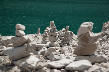 Steinmännchen am Ufer des Achensees