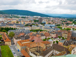Fototapeta na wymiar vue du dessus de la ville de Belfort par temps gris avec le mont Salbert au fond