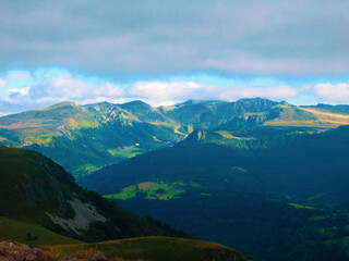 Fototapeta na wymiar Magnifique vue des volcans d'Auvergne en France avec très belle couche nuageuse