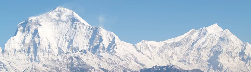 Foto auf Acrylglas Mount Everest Erstaunliches Herbstpanorama mit schneebedeckten Bergen und Wald vor dem Hintergrund des blauen Himmels und der Wolken. Mount Everest, Nepal.