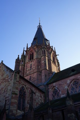 Fototapeta na wymiar Der gotische Kirchturm von St. Peter und Paul in Wissembourg im Elsass