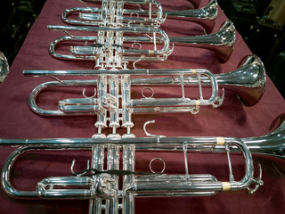 Trombe da concerto appoggiate su un tavolo per orchestra