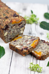 Pain aux graines et aux fruits secs